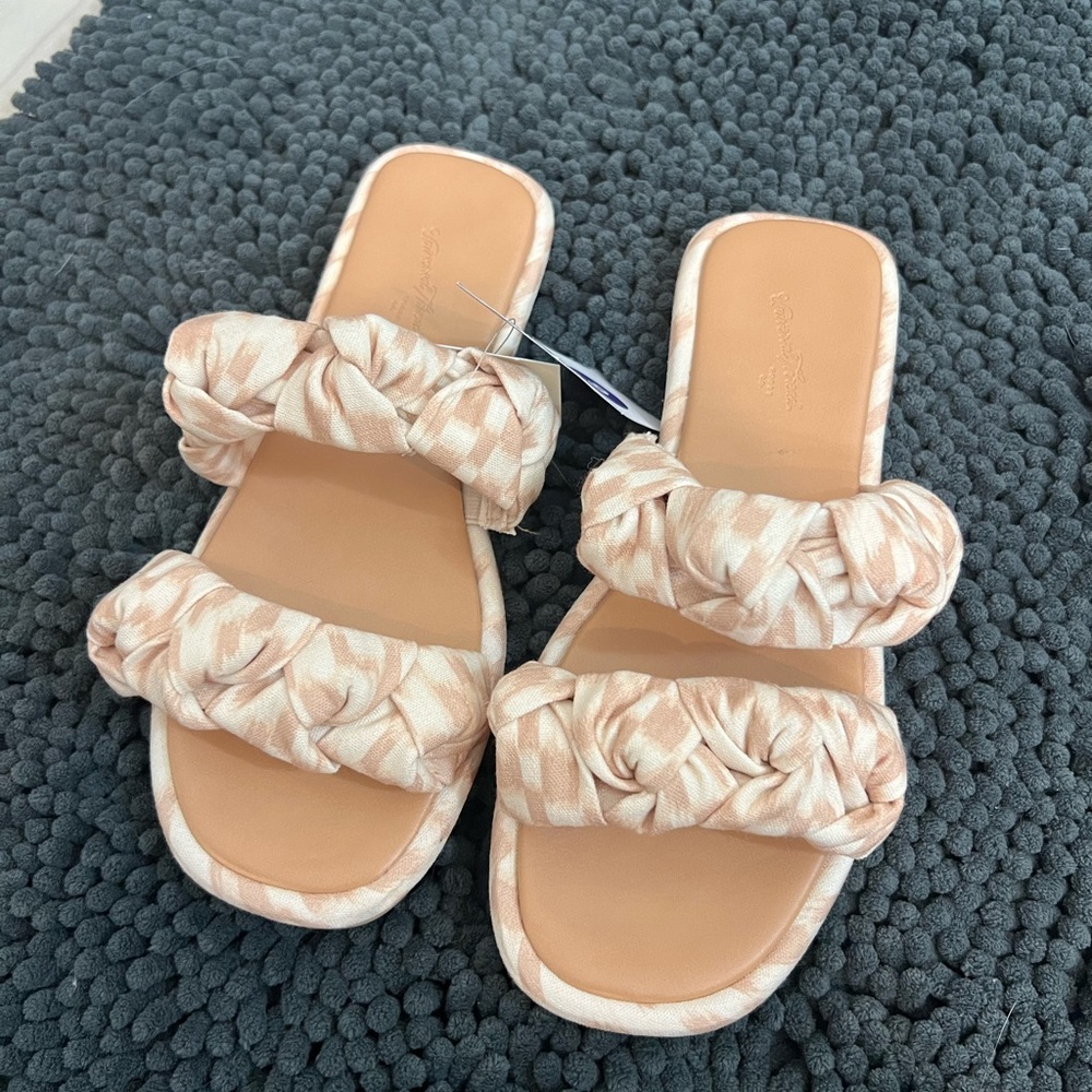 NWT Universal Thread Sandals Size 6